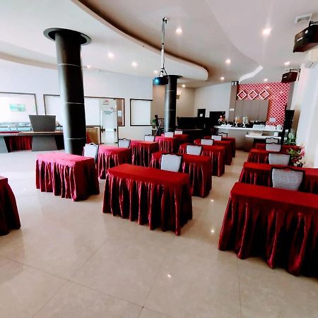 Os Hotel Tanjung Uncang Sagulung Exteriör bild