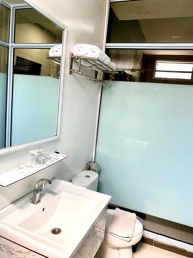 Os Hotel Tanjung Uncang Sagulung Exteriör bild