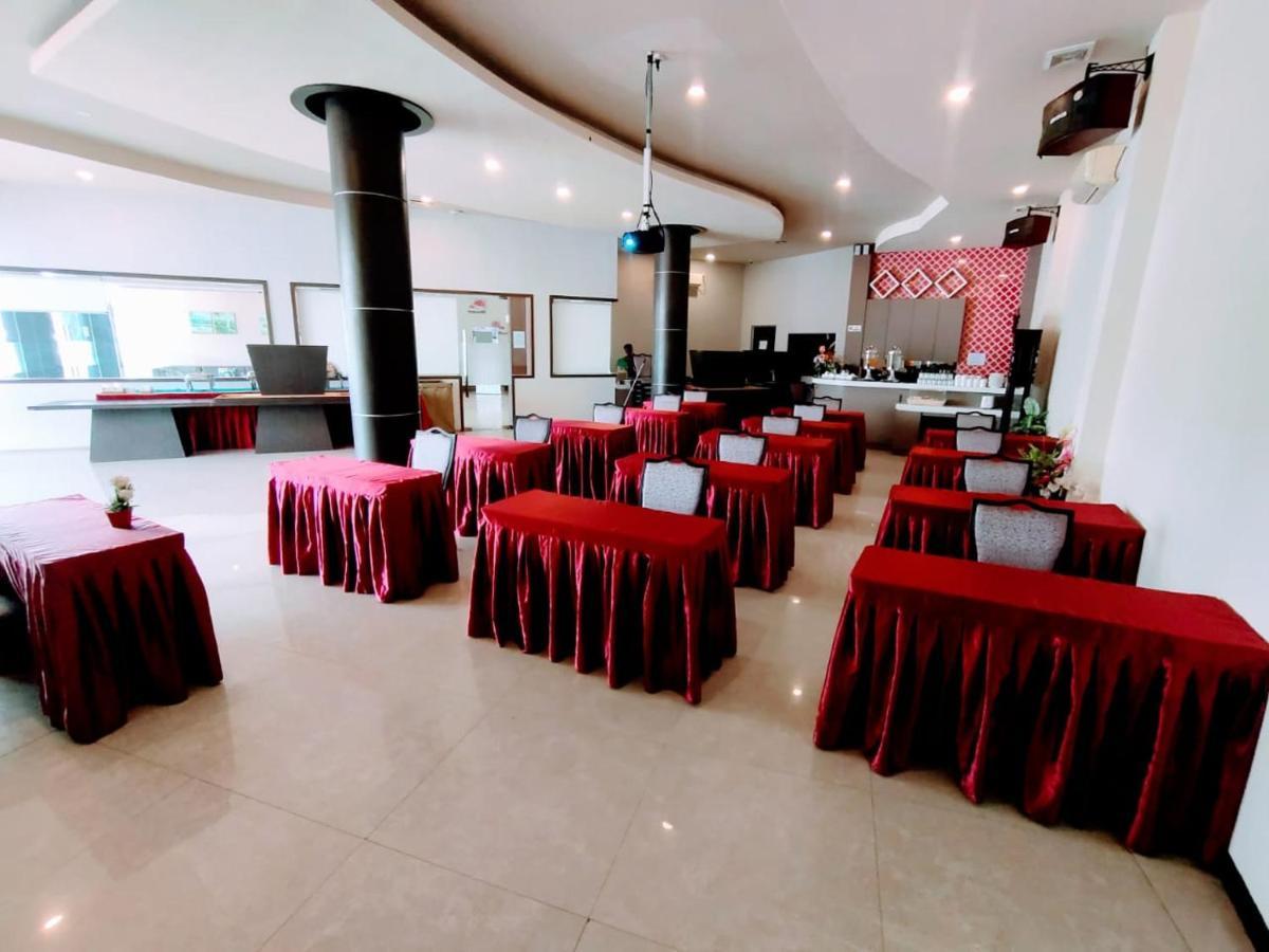Os Hotel Tanjung Uncang Sagulung Exteriör bild