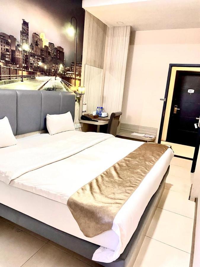 Os Hotel Tanjung Uncang Sagulung Exteriör bild