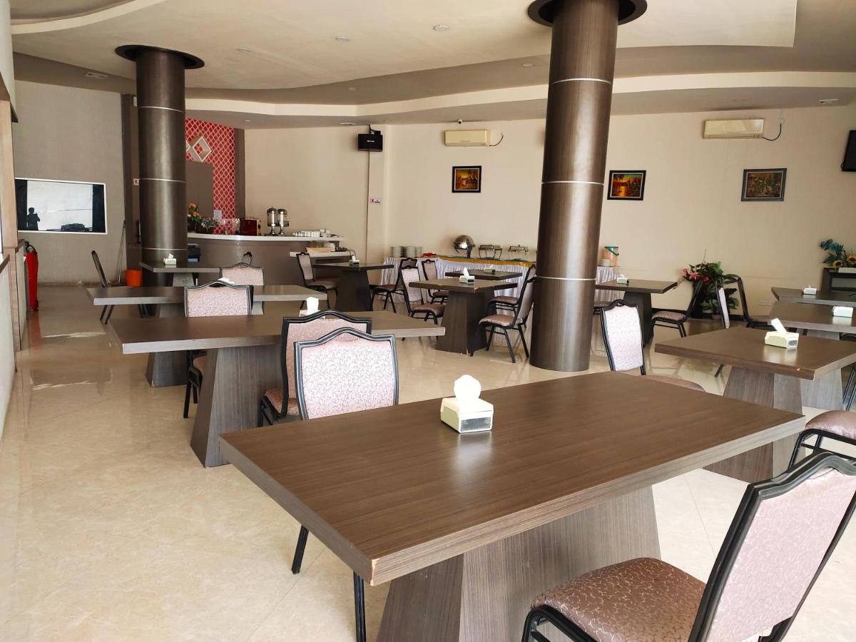 Os Hotel Tanjung Uncang Sagulung Exteriör bild